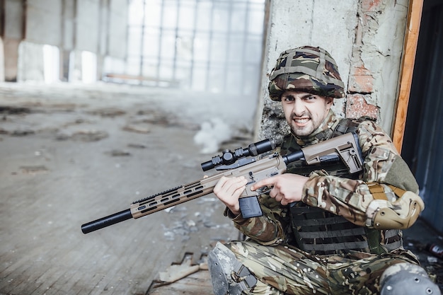 Homem em roupas militares com um rifle