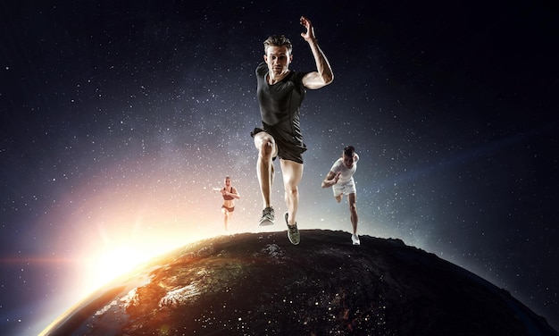 Foto homem em sportwear correndo para exercício, fitness e estilo de vida saudável. mídia mista