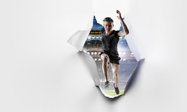 Homem em sportwear correndo para exercício, fitness e estilo de vida saudável. Mídia mista