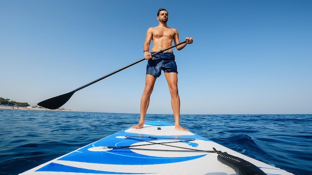 Homem em stand up paddle