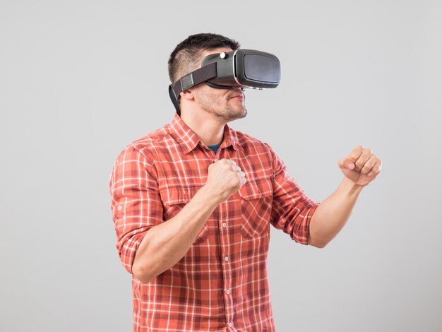 Homem em suporte de lutador com óculos de realidade virtual