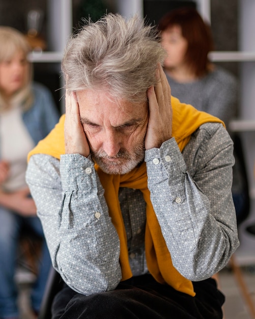 Foto homem em terapia de grupo