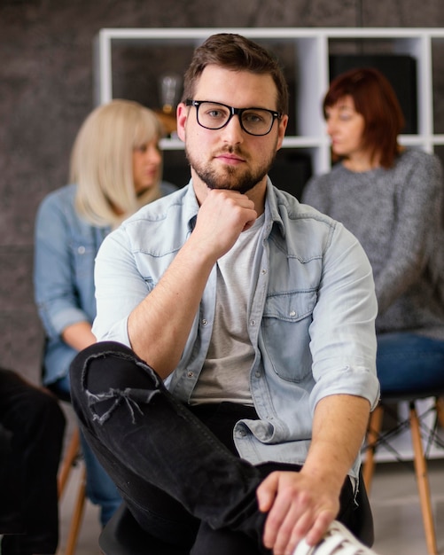 Foto homem em terapia de grupo