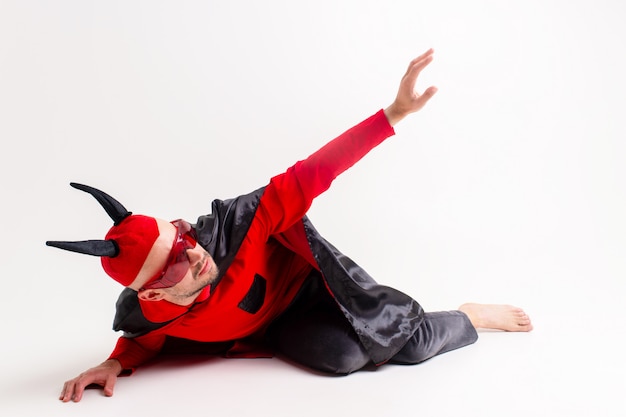 Homem em traje de máscaras de diabo posando.