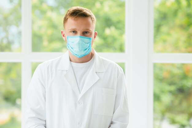 Homem em traje de proteção branco máscara de coronavírus ameaça pandêmica Pandemia epidêmica