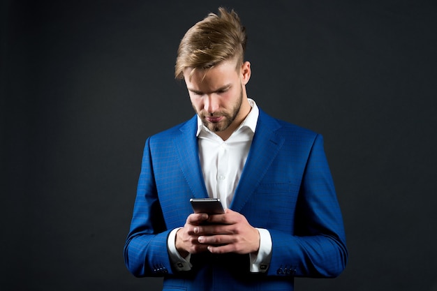 Homem em traje formal com telefone celular moda de empresário ou ceo comunicação empresarial