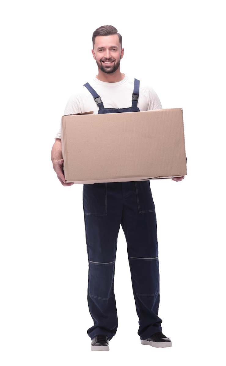 Foto homem em trajes de trabalho com caixa de papelão isolada no fundo branco