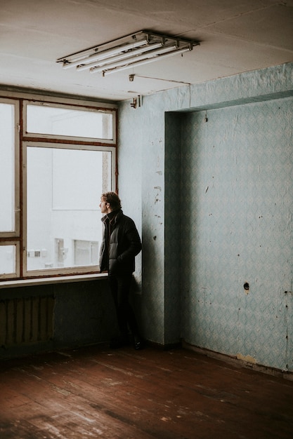 Foto homem em um apartamento vazio
