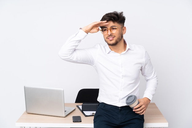 Homem em um escritório isolado no branco