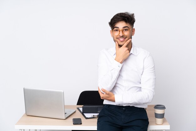 Homem em um escritório isolado no branco