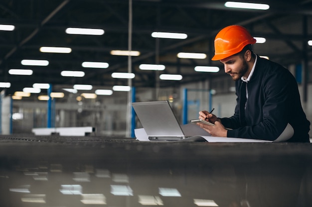 Homem, em, um, fábrica, com, computador