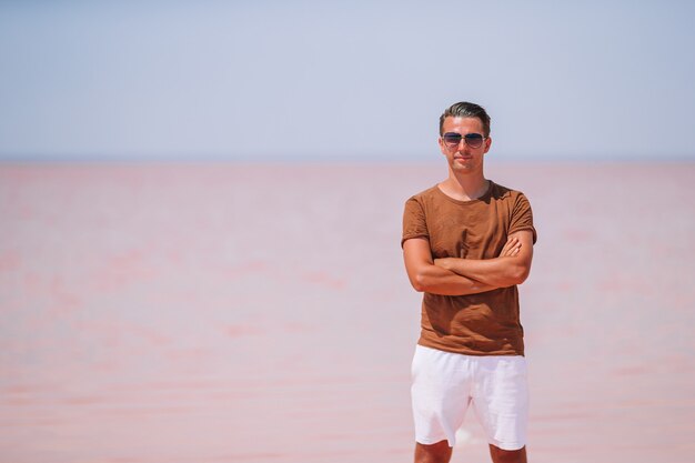 Homem em um lago salgado rosa