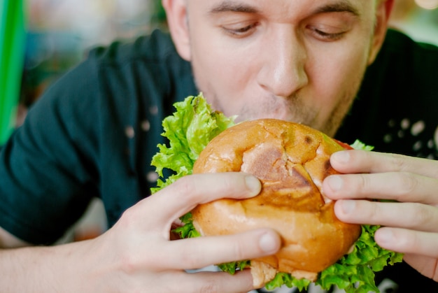 Homem, em, um, restaurante, comer, um, hamburger