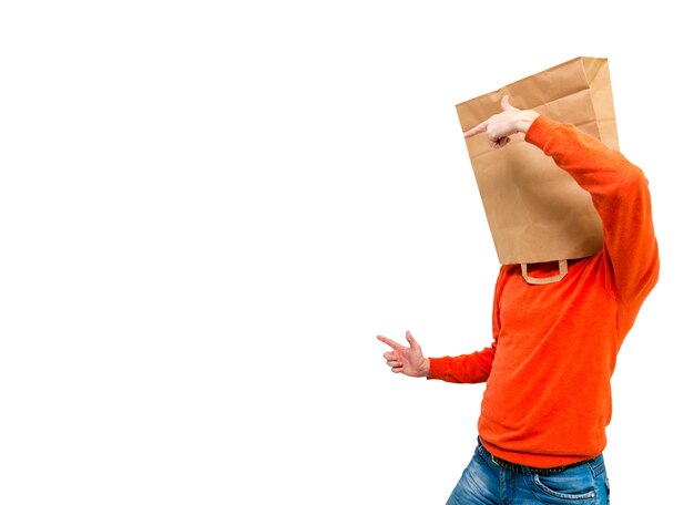 Homem em um saco de papel na cabeça, isolado no fundo branco