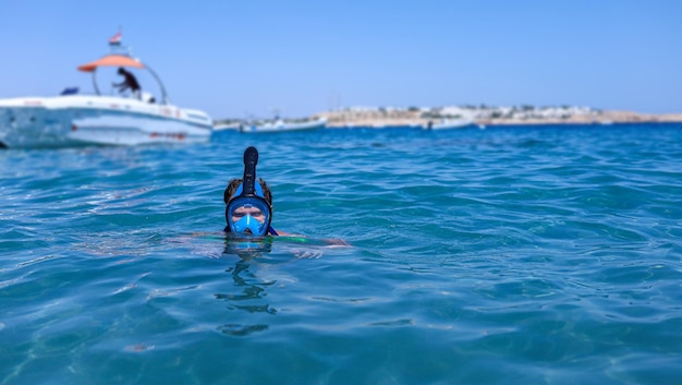 homem em uma máscara de mergulho mergulha no mar