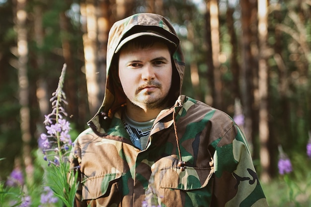 Foto homem em uniforme de combate na floresta na sibéria na rússia