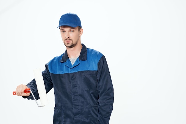 Homem em uniforme de trabalho serviço de reparação de pintura de parede foto de alta qualidade