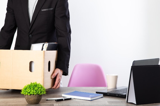 Foto homem embalando seus pertences depois de renunciar ou ser demitido da empresa de negócios