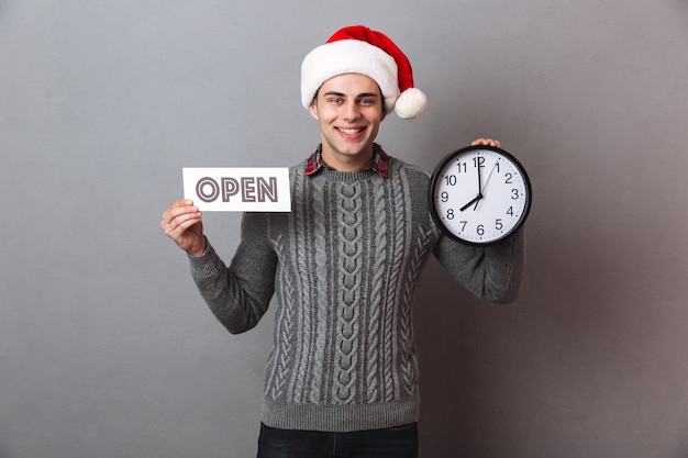 Homem emocionado e animado usando chapéu de Papai Noel