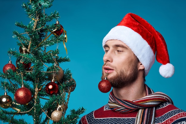 Homem emocional com chapéu de Papai Noel. Decorações de Natal, feriado, ano novo, isolado, fundo