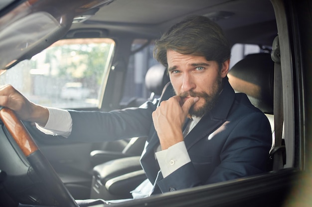 Foto homem emocional de fato em um carro uma viagem ao trabalho auto-confiança foto de alta qualidade