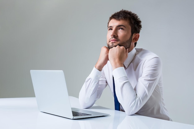 Homem emocional e laptop