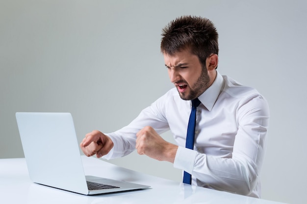 Homem emocional e laptop