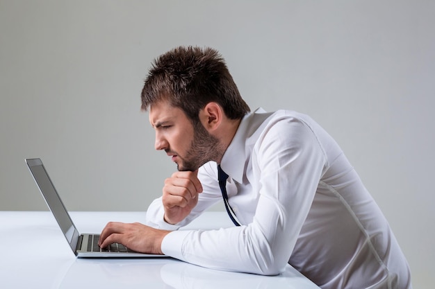 Homem emocional e laptop