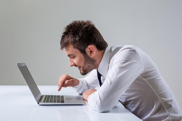 Homem emocional e laptop