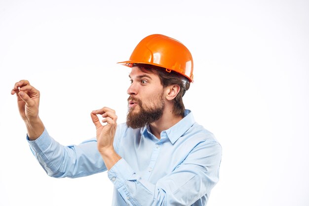 Homem emocional fazendo gestos com as mãos indústria da construção laranja trabalho de chapéu duro foto de alta qualidade