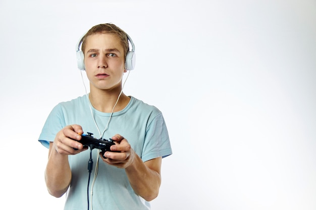 retrato do uma homem jogando uma jogos dentro uma Sombrio sala. celebridade  sentado baixa dentro uma brilhantemente aceso, confortável videogames  gabinete, ai gerado 29131472 Foto de stock no Vecteezy