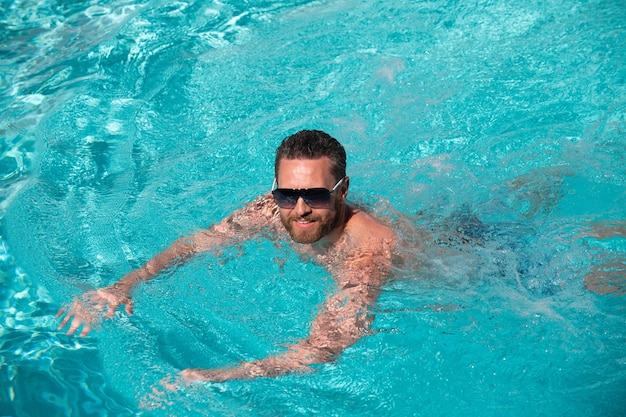 Homem empolgado na piscina água piscina spa resort verão férias verão homem