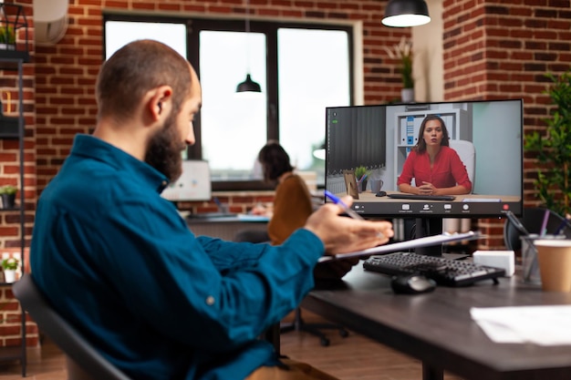 Homem empreendedor discutindo a apresentação de negócios explicando a estratégia de gerenciamento para a mulher do gerente remoto durante a conferência de videochamada online no escritório de inicialização. chamada de teleconferência na tela