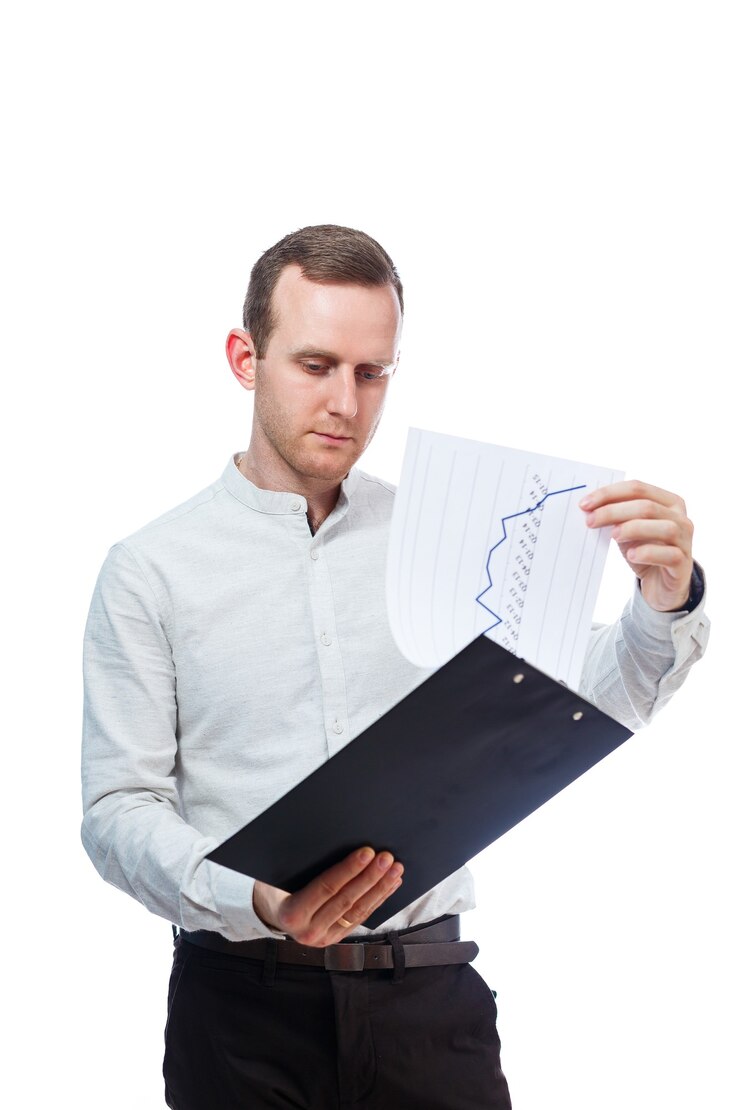 Foto homem empresário, professor, mentor, estude e assine documentos de novos projetos empresariais. isolado em fundo branco