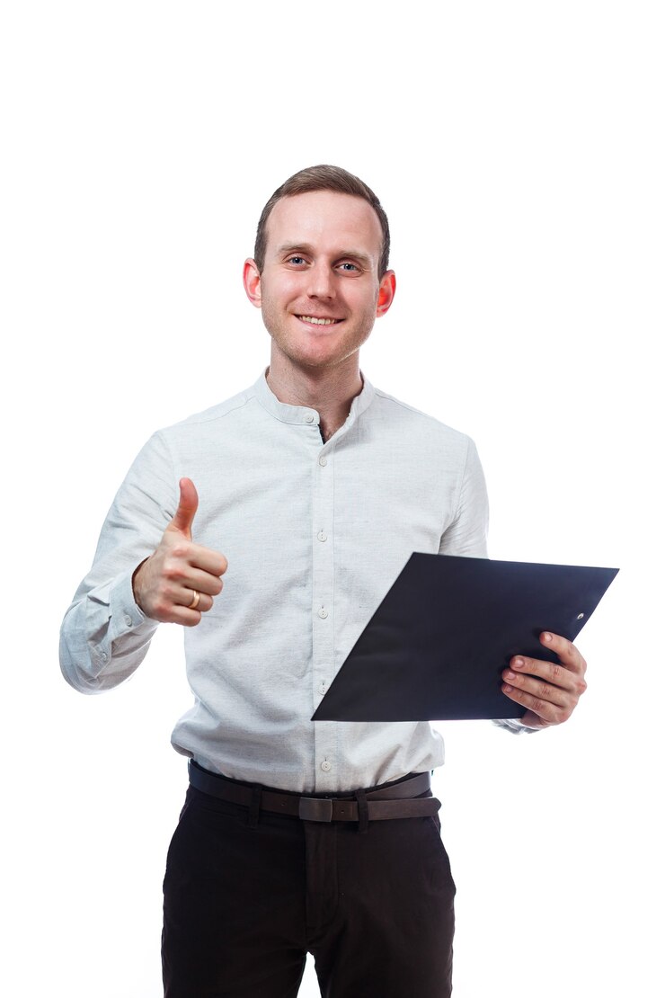 Foto homem empresário, professor, mentor, estude e assine documentos de novos projetos empresariais. isolado em fundo branco