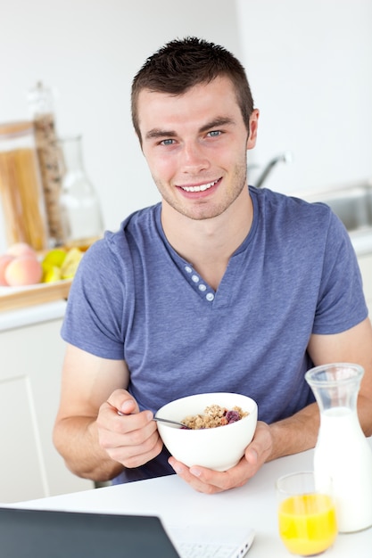 Homem encantador tomando café da manhã