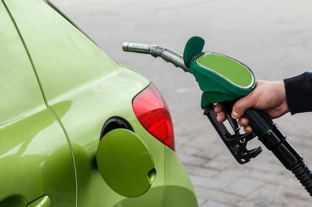 Foto homem enche seu carro com gasolina