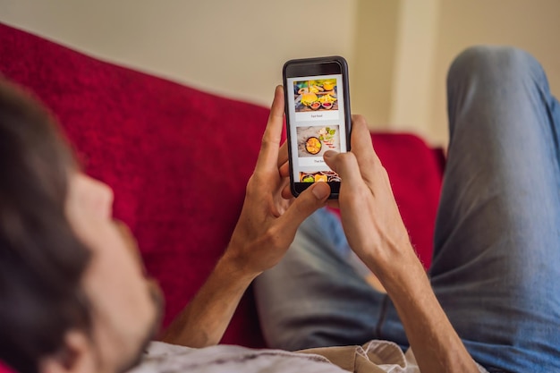 Homem encomenda comida para almoço online usando smartphone