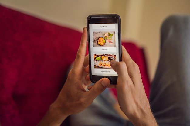 Homem encomenda comida para almoço online usando smartphone