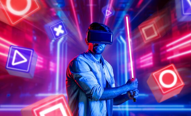 Homem enérgico com óculos VR esgrima espada de néon com desvio de bloco de música