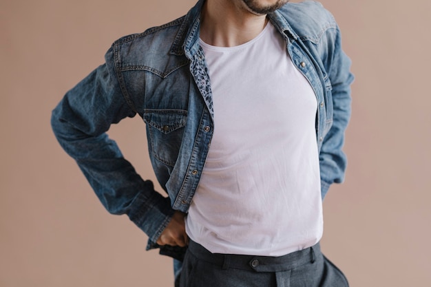 Foto homem enfiando sua camiseta branca