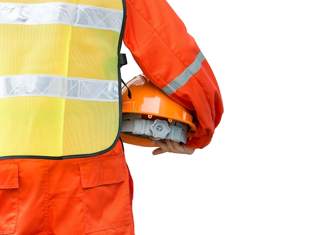 Homem engenheiro com uniforme de segurança segurando o capacete em branco com traçado de recorte