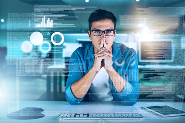 Homem engenheiro de computação e retrato com pensamento sobreposto ou e código de treinamento em análise de mercado Tecnologia de cientistas de dados e blockchain para métricas rede futurista ou transformação digital