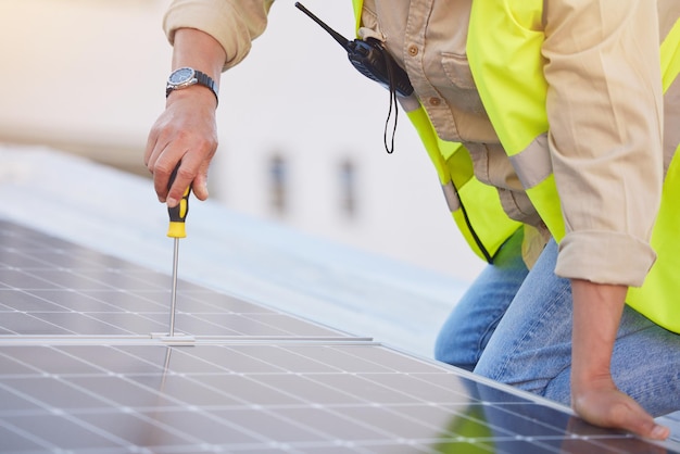 Foto homem engenheiro ou painéis solares para manutenção de energia limpa para construção ou sustentabilidade eletricista técnico masculino ou instalação para inovação de agricultura de energia alternativa ou ecologicamente correto