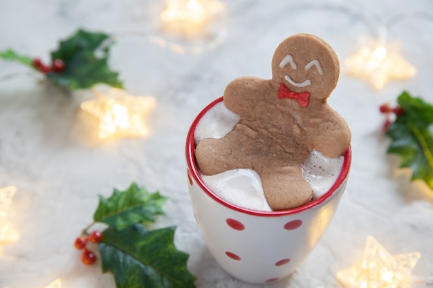 Homem engraçado biscoito de gengibre em uma xícara de chocolate quente