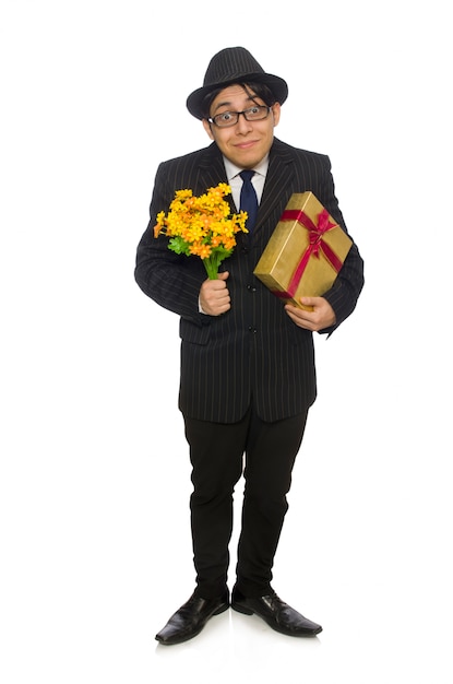 Homem engraçado com flores e giftbox