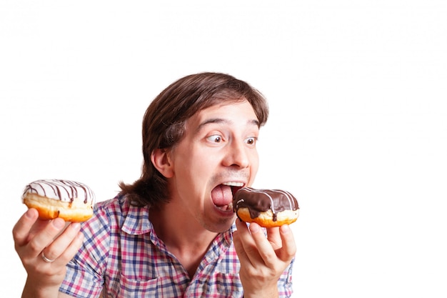 Foto homem engraçado comendo uma rosquinha.