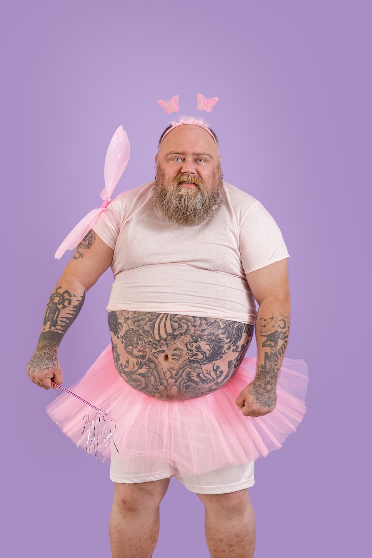 Foto homem engraçado e brutal com uma fantasia de fada com uma vara mágica e asas em fundo roxo