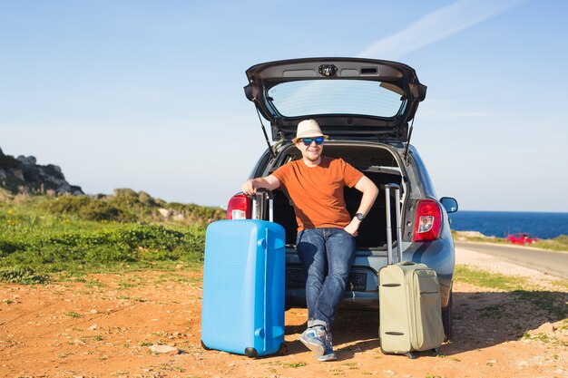 Homem engraçado e feliz passando as férias de verão. Conceito de viagens de carro.