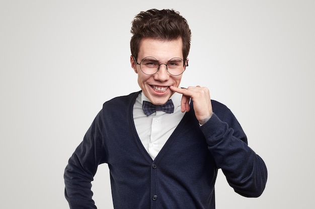 Homem engraçado e sorridente nerd com roupa elegante e óculos